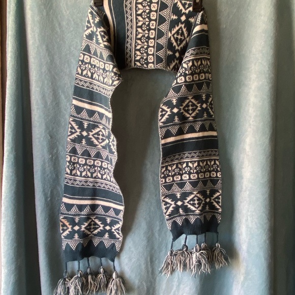 Scarf - Picture 1 of 6